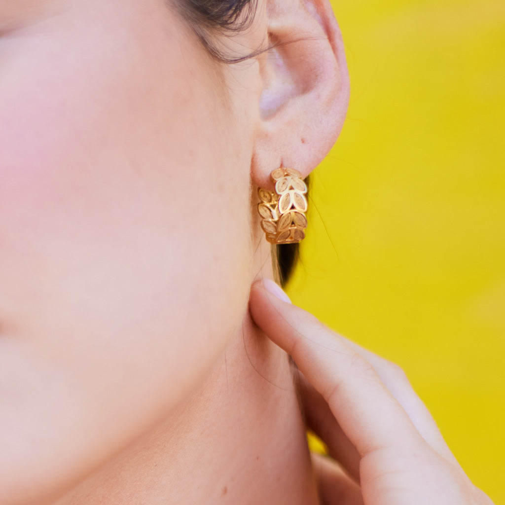 Laurel Hoop in Gold